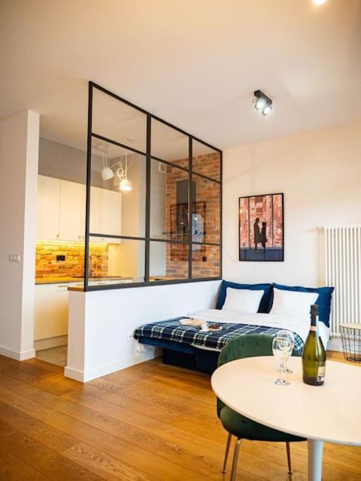 Chic Apartment In Historic Koneser Area Varsovia Exterior foto