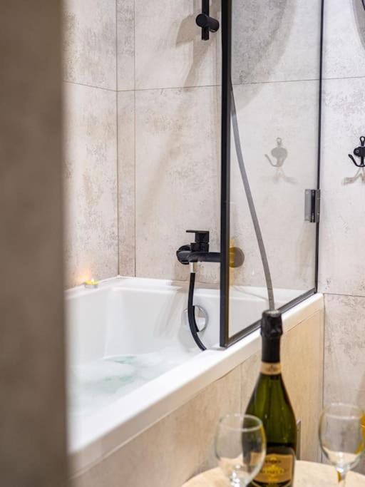 Chic Apartment In Historic Koneser Area Varsovia Exterior foto