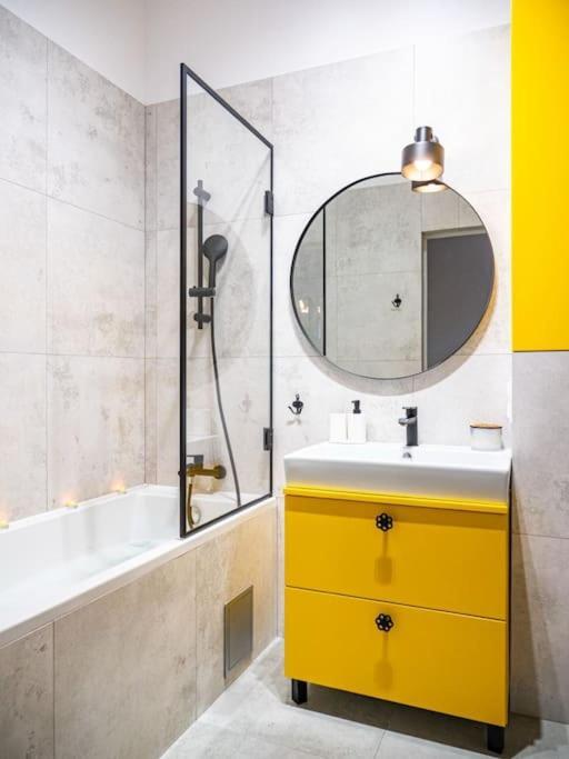 Chic Apartment In Historic Koneser Area Varsovia Exterior foto