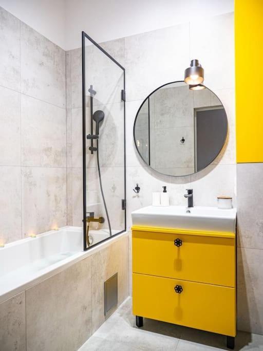 Chic Apartment In Historic Koneser Area Varsovia Exterior foto