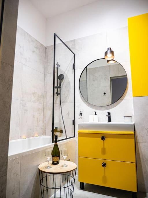 Chic Apartment In Historic Koneser Area Varsovia Exterior foto